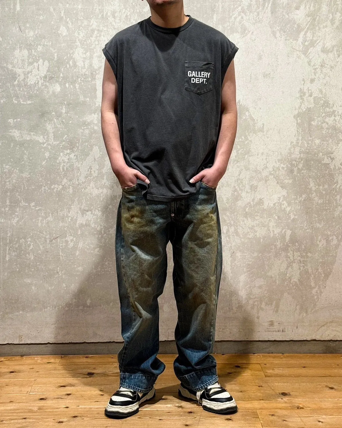 GALLERY DEPT. AUGI SLEEVELESS TEE/VINTAGE BLACK/NAVY/WHT English pocket sleeveless vest TEE Washed black/navy blue/white S-XL Same as the original version Super comfortable summer brushed lightweight material No sense of comfort on the upper body Loose and crisp fit Comfortable and breathable